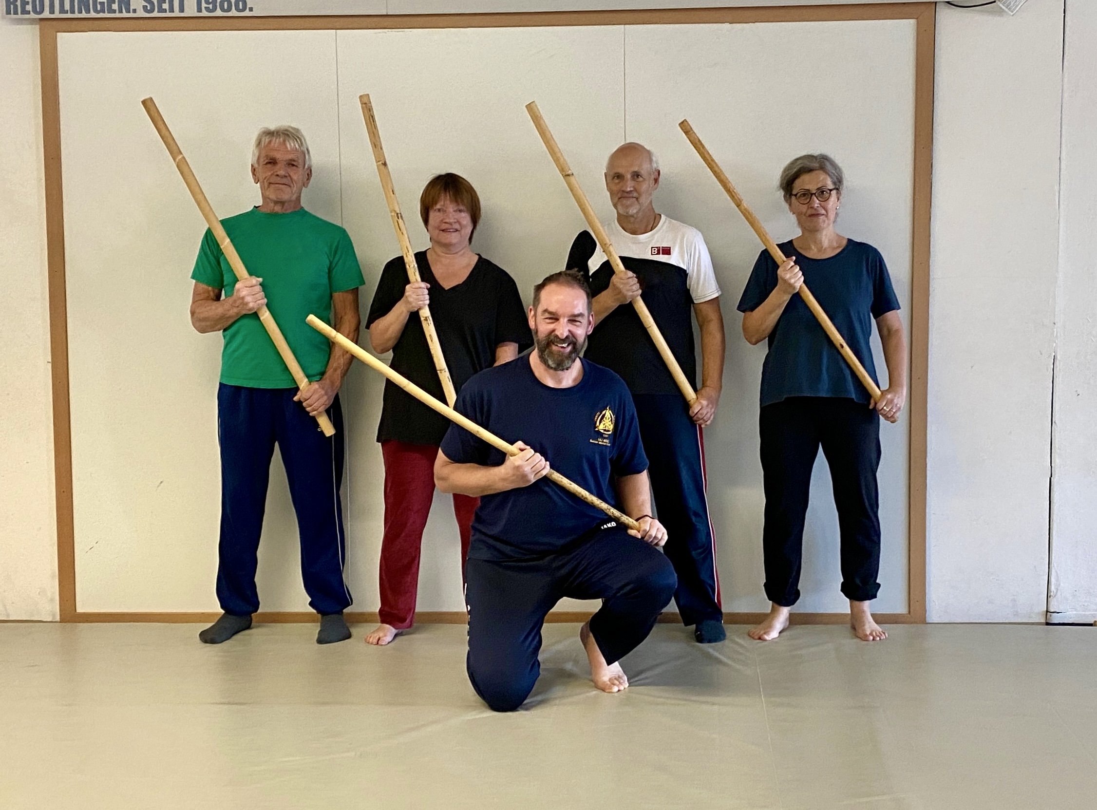 Best Ager beim Gruppentraining im Kampfkunstzentrum