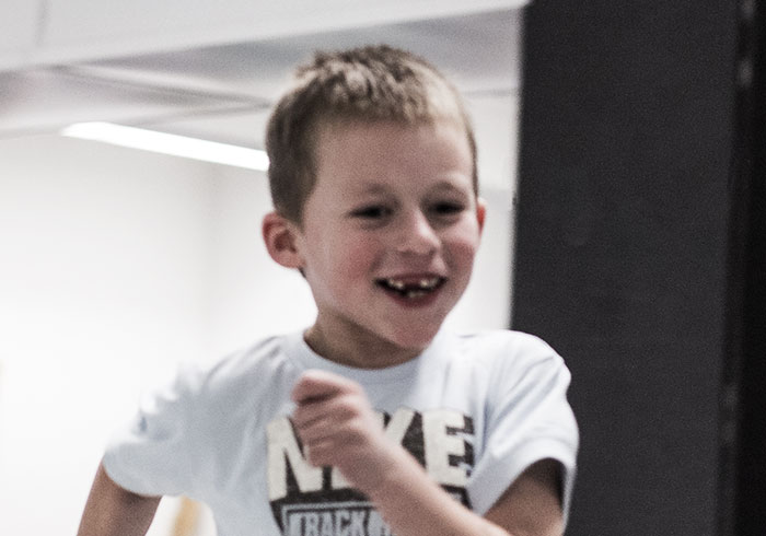 Kinder beim Kali-Training im Laufspiel